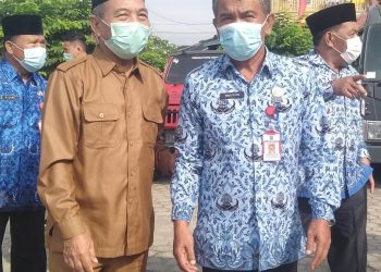 Bupati Merangin H Mashuri, dan Kepala Dinas Pendidikan Kebudayaan, Nasution saat menuju lokasi pembukaan lauching vaksinasi anak sekolah di SD 282 Bangko.