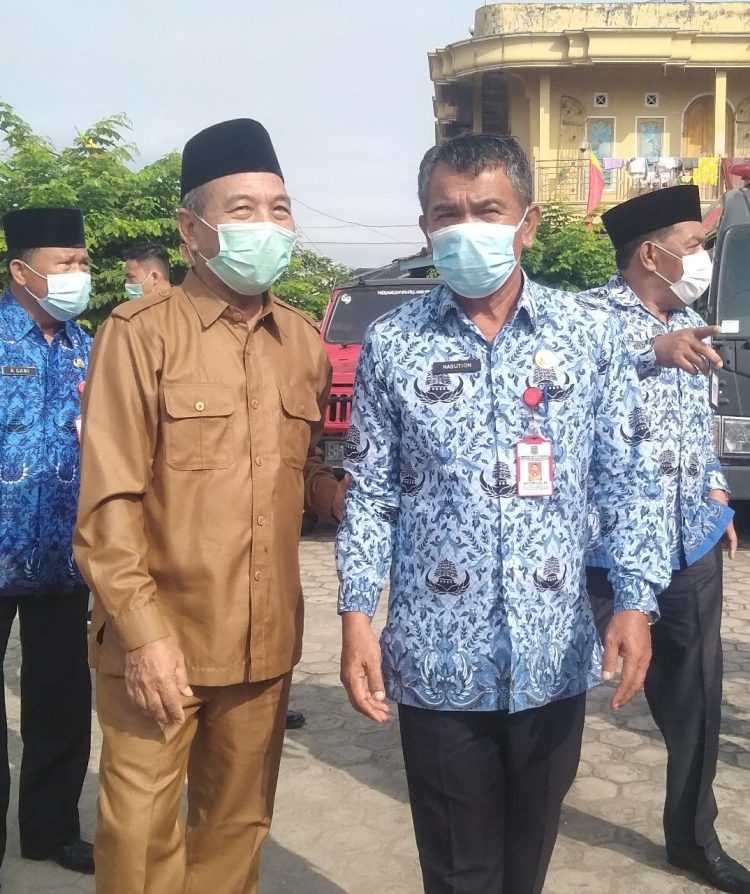 Bupati Merangin H Mashuri, dan Kepala Dinas Pendidikan Kebudayaan, Nasution saat menuju lokasi pembukaan lauching vaksinasi anak sekolah di SD 282 Bangko.