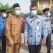 Bupati Merangin H Mashuri, dan Kepala Dinas Pendidikan Kebudayaan, Nasution saat menuju lokasi pembukaan lauching vaksinasi anak sekolah di SD 282 Bangko.