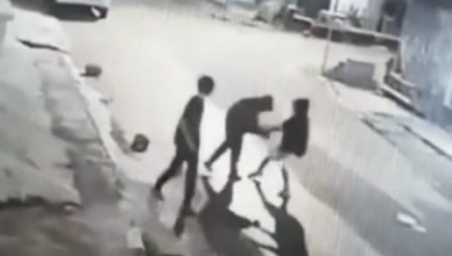 Aksi kedua pelaku saat menganiaya korban. (Foto : Tangkapan layar CCTV)