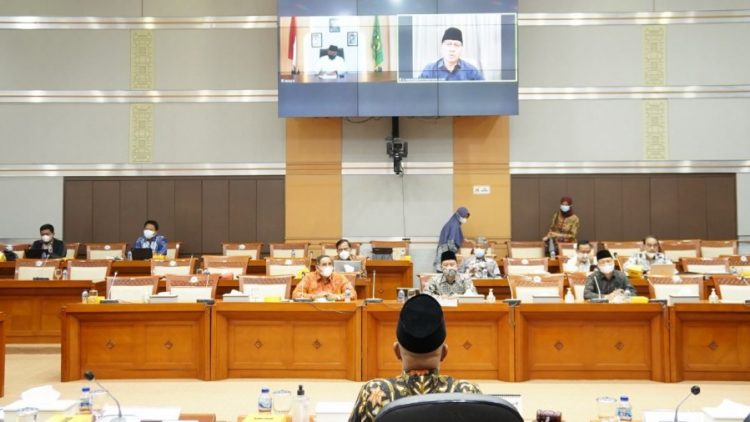 Raker Menag dengan Komisi VIII DPR bahas usulan biaya haji 2022. (Foto : website Kemenag RI)