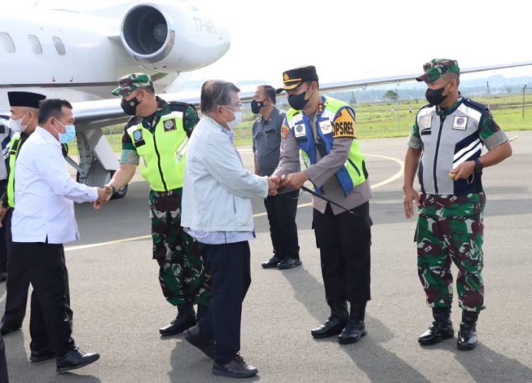 Kapolres Kerinci (dua kanan) menyalami Jusuf Kalla dii bandara Depati Parbo. (Foto : Humas Polres Kerinci)