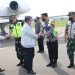 Kapolres Kerinci (dua kanan) menyalami Jusuf Kalla dii bandara Depati Parbo. (Foto : Humas Polres Kerinci)