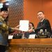 Wakil Ketua DPR RI Sufmi Dasco Ahmad menerima laporan penghetian pembahasan RUU Penanggulangan Bencana dari Ketua Komisi VIII DPR RI Yandri Susanto  dalam Rapat Paripurna DPR RI di Gedung Nusantara II, Senayan, Jakarta, Selasa (31/5/2022). Foto: Devi/Man

 