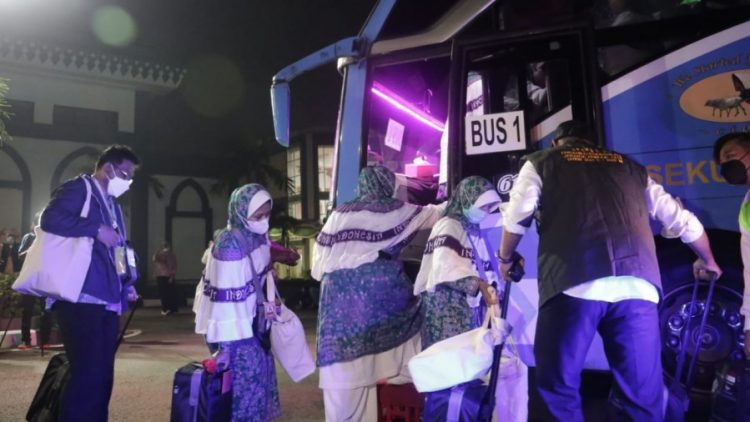 Jemaah kloter pertama Embarkasi Jakarta menaiki bus menuju bandara Soekarno-Hatta. (Foto : Kemang RI)