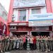 Wakil Ketua Komisi II DPR RI Junimart Girsang saat berfoto bersama dengan tenaga honorer satuan polisi Pamong Praja (Satpol PP) yang bertugas di Sumatera Utara. Foto: dok pri JGC/nvl