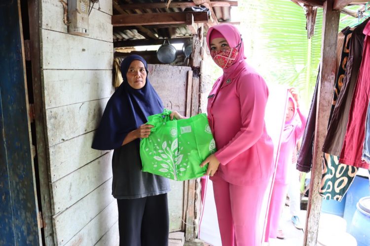 Ketua Bhayangkari cabang Tanjabtim, Dinda Ichsan menyalurkan bantuan ke warga. (Foto : istimewa)