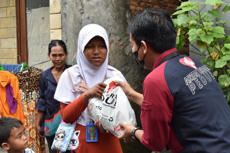 Penyaluran bantuan ke masyarakat. (Foto : JMSI)