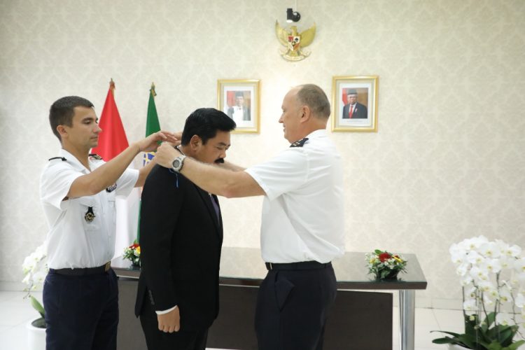 Penyematan penghargaan. (Foto : Humas Kemen ATR/BPN)