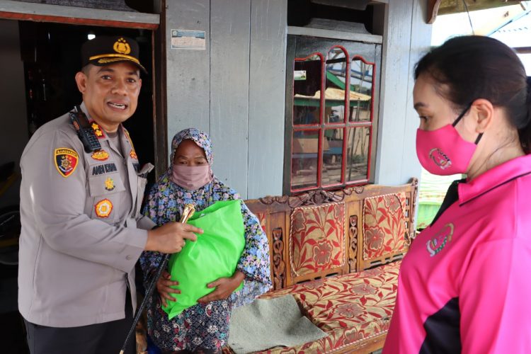 Kapolres dampingi ketua Bhayangkari Daerah Jambi menggelar
Baksos. (Foto : Istimewa)