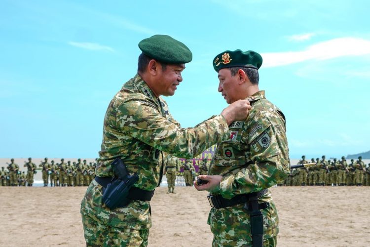 Kapolri menerima tanda warga kehormatan Kostrad. (Foto : Istimewa)