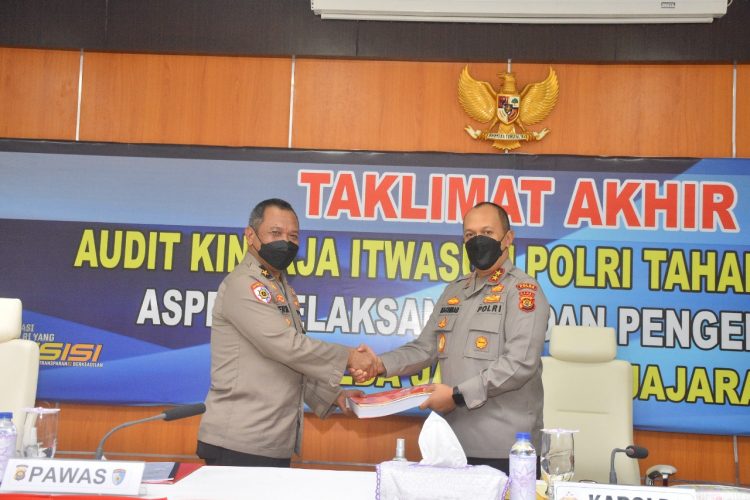 Rachmad Wibowo pimpin pelaksanaan taklimat akhir kegiatan audit kinerja Itwasum Polri tahap II T.A 2022. (Foto : Humas Polda Jambi)