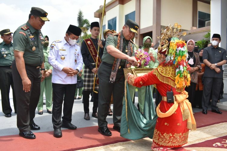 Pangdam Sriwijaya tiba di Jambi. (Foto : Penrem Gapu)