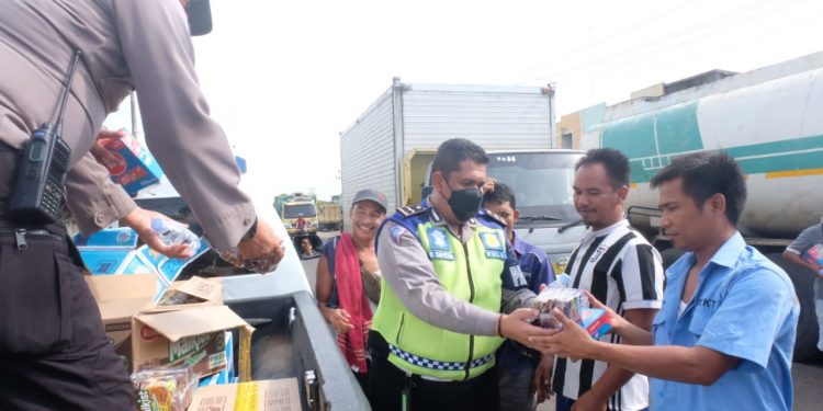 Pembagian makanan ringan oleh Polda Jambi jajaran. (Foto : Humas Polda Jambi)