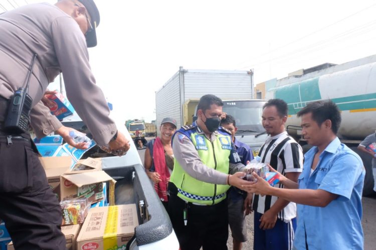 Pembagian makanan ringan oleh Polda Jambi jajaran. (Foto : Humas Polda Jambi)