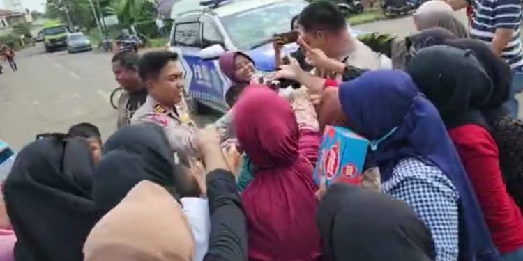 Personel Polres Muarojambi bagikan Snack dan minuman. (Foto : Istimewa)