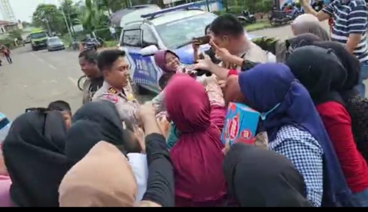 Personel Polres Muarojambi bagikan Snack dan minuman. (Foto : Istimewa)