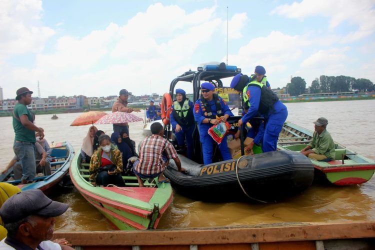 Ditpolairud Polda Jambi bantu nelayan dan warga. (Foto : istimewa)