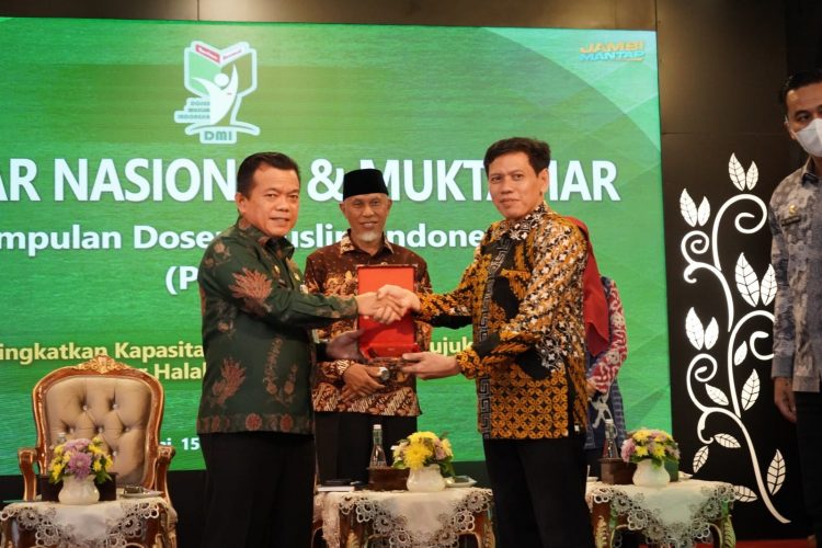 Gubernur Jambi saat menghadiri seminar. (Foto : Diskominfo provinsi Jambi)