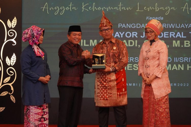 Pangdam Sriwijaya terima anugerah anggota kehormatan LAM Jambi. (Foto : Penrem Gapu)