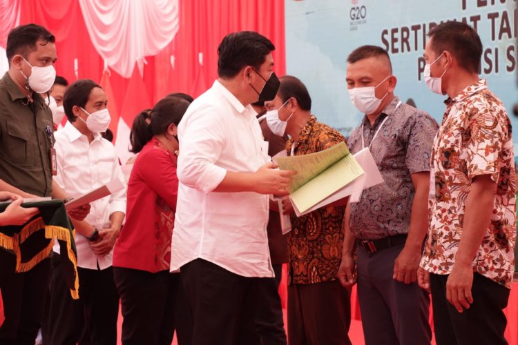 Menteri Hadi Tjahjanto serahkan Sertipikat. (Foto : Istimewa)