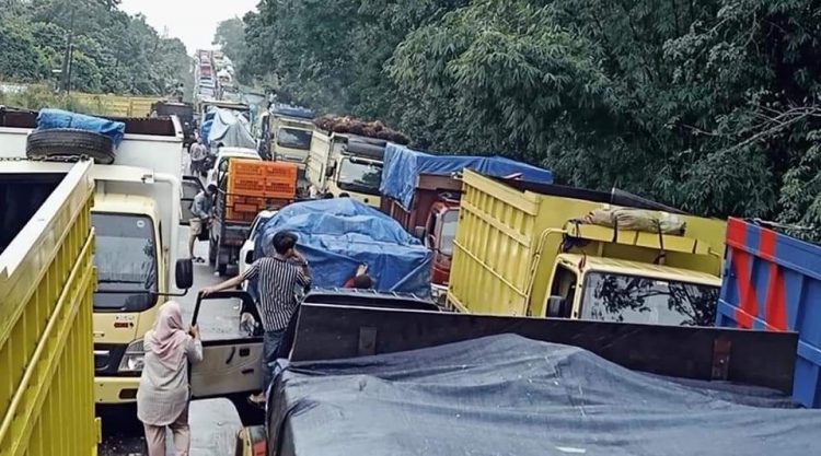 Potret kemacetan akibat menumpuknya truk batu bara. (Foto : istimewa)