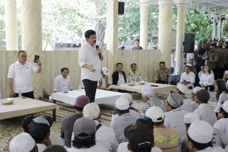 Menteri Hadi Tjahjanto dialog bersama masyarakat Gili Trawangan. (Foto : Humas ATR/BPN)