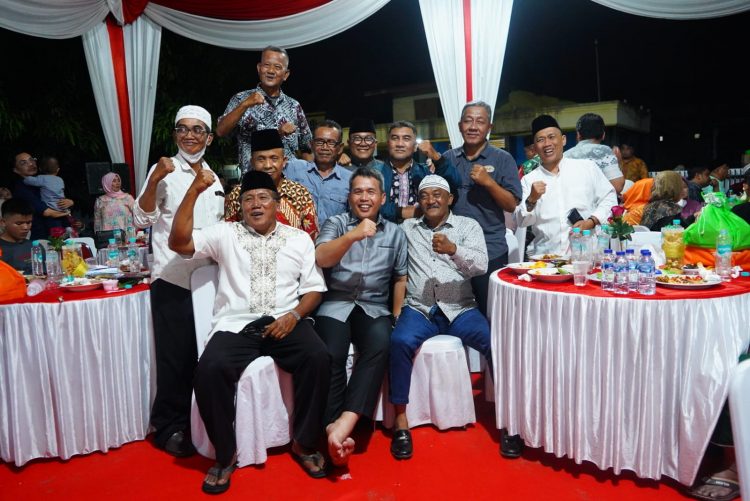 Di Kediaman Orang Tuanya, Pangdam II/Sriwijaya Bersilaturahmi Bersama Teman Sepermainan. (Foto : Penrem Gapu)