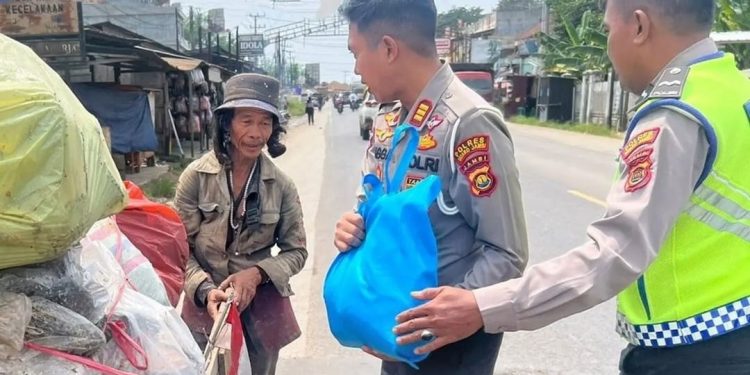 Kasat lantas Muarojambi berbagi sembako ke pemulung. (Foto : Humas Polres Muarojambi)
