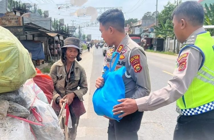 Kasat lantas Muarojambi berbagi sembako ke pemulung. (Foto : Humas Polres Muarojambi)