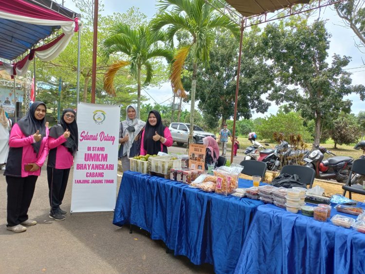 Bhayangkari daerah Tanjabtim ikut pasang stand. (Foto : Humas Polres Tanjabtim)