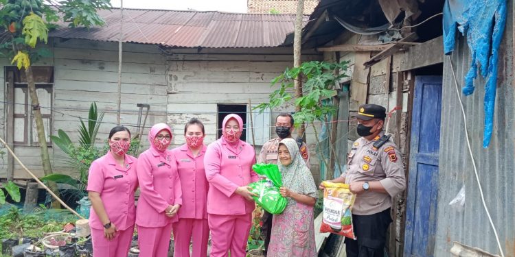 Bhayangkari cabang Muarojambi serahkan bantuan. (Foto : Humas Polres Muarojambi)
