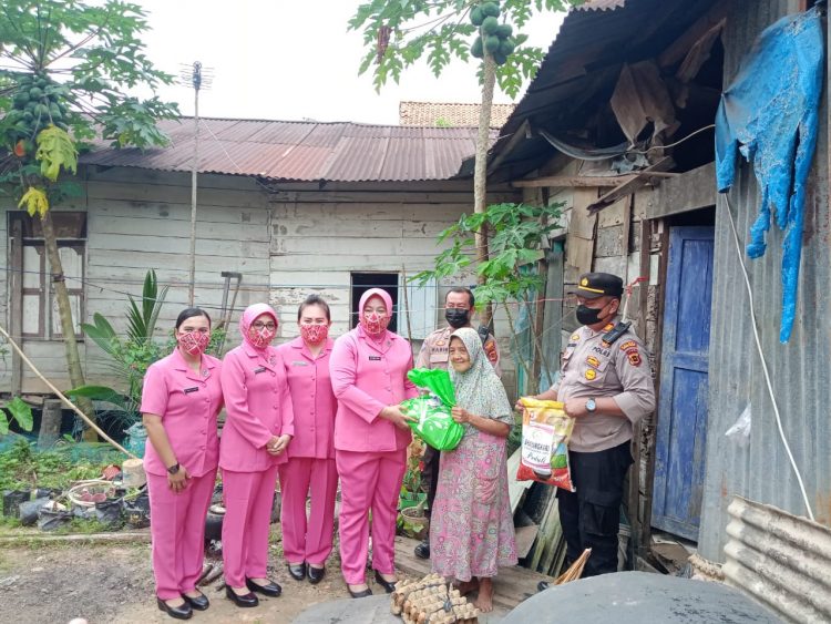 Bhayangkari cabang Muarojambi serahkan bantuan. (Foto : Humas Polres Muarojambi)