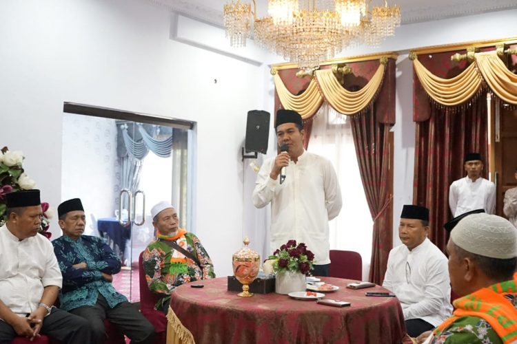 H Mashuri berangkat ibadah Umroh. (Foto : Istimewa)