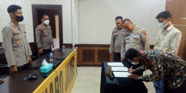 Penandatanganan pakta integritas di Mapolres Muarojambi. (Foto : humas Polres Muarojambi)