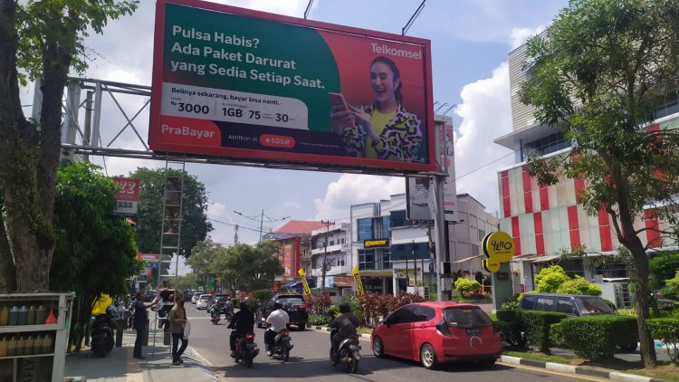 Reklame menyalahi aturan ditertibkan Pemkot Jambi. (Foto : Rizal - Jambi Independent)