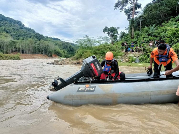 Tim SAR mencari korban tenggelam di sungai Batang Tabir kabupaten Merangin. (Foto : Humas Basarnas Jambi)