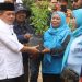 Al Haris menyerahkan bibit cabai. (Foto : Diskominfo provinsi Jambi)