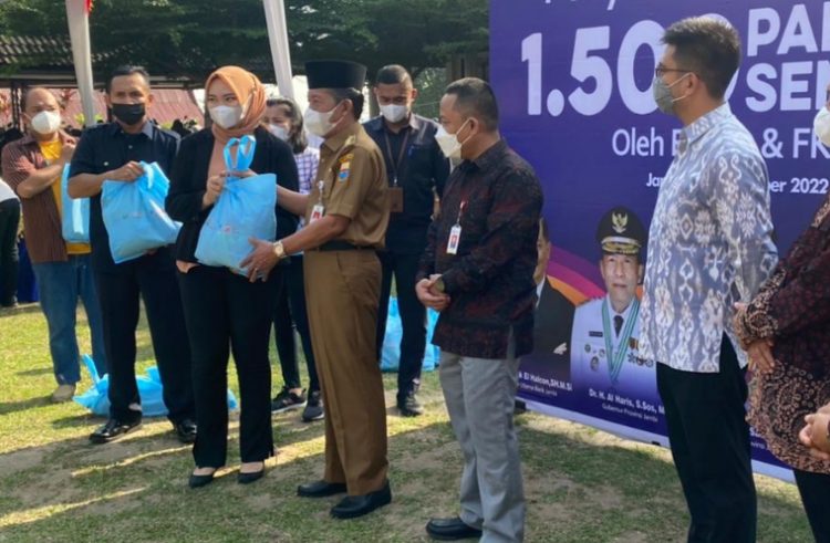 Abdullah Sani menyerahkan bantuan sembako CSR BMPD dan FKIJK Jambi. (Foto : BEI Jambi)