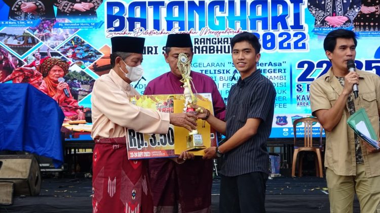 Abdullah Sani menyerahkan piala. (Foto : Diskominfo provinsi Jambi)