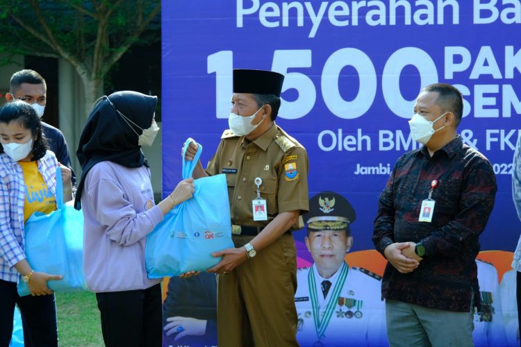 Abdullah Sani menyalurkan bantuan paket sembako. (Foto : Diskominfo provinsi Jambi)