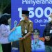 Abdullah Sani menyalurkan bantuan paket sembako. (Foto : Diskominfo provinsi Jambi)