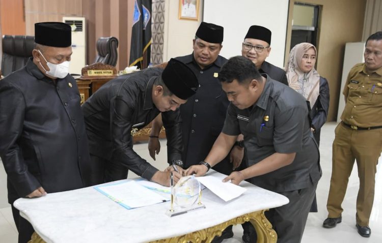 Suasana penandatanganan antara DPRD dan Pemkab Merangin. (Foto : Istimewa)