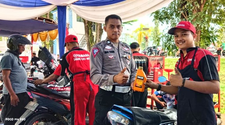 Yamaha DDS Jambi lakukan servis dan berikan oli gratis ke pelanggan setia Yamaha. (Foto : Yamaha DDS Jambi)