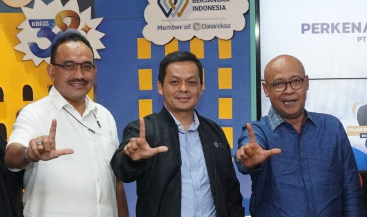 Tampak dalam gambar (kanan-kiri), *Fajar Wibhiyadi* _(Direktur Utama KBI)_ *Budi Susanto* _(Direktur KBI)_ dan *Andi Patriota Wibisono* _(Executive Vice President KBI)_, disela-sela perkenalan jajaran Direksi baru KBI kepada karyawan PT Kliring Berjangka Indonesia, di Jakarta 27 September 2022. (Foto : KBI)