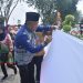 Sekda A Ridwan saat membubuhkan tandatangan tangan di atas kain putih. (Foto : Diskominfo kota Jambi)