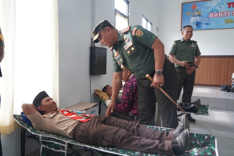 Danrem Gapu meninjau aksi donor darah. (Foto : Penrem Gapu)