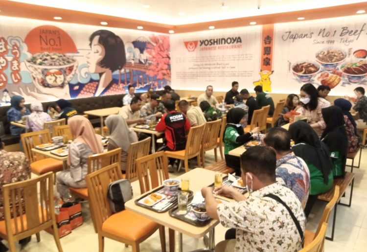 Warga Jambi menikmati Yoshinoya di Mal WTC Batanghari. (Foto : Rolan - sinarjambi.com)