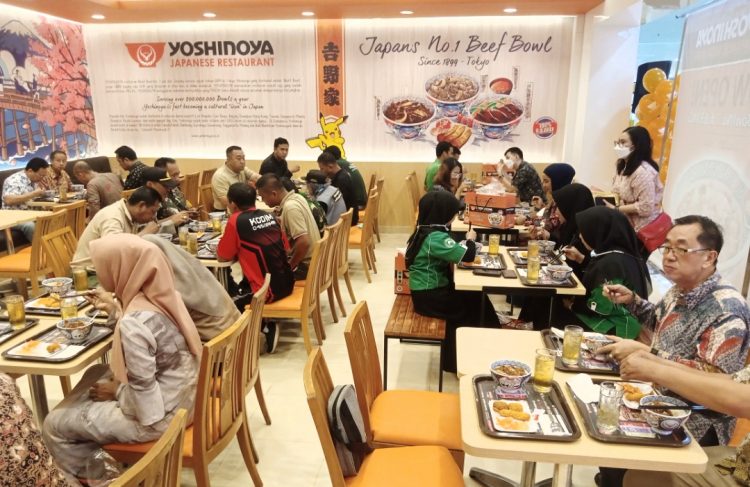 Warga menikmati menu Yoshinoya. (Foto : Rolan - sinarjambi.com)