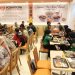 Warga menikmati menu Yoshinoya. (Foto : Rolan - sinarjambi.com)